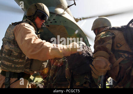 KABUL, Afghanistan Ð Technische Sergeant Kain Garrett von der 438th Air Expeditionary Advisory Group, kombinierte Air Power Übergang Kraft, Hirten afghanischen Kommandos von der Sechsten Commando Kandak, wie sie der Praxis infiltration Techniken mit Afghan National Army Air Corps Mi-17 Helikopter am 1. April 2010 im Camp Morehead in den äußeren Regionen von Kabul. Das Training war in der Vorbereitung für zukünftige Air Assault Missionen benötigt, um Aufständische Aktivität zu stören und Stabilität für die Bevölkerung und die Region zu bringen. (US Navy Stockfoto