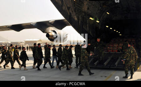 Nationale afghanische Armee Soldaten ihren C-17-Frachtmaschine als beendet das Tanken für Ihren Flug in die Türkei am 5. März an der Internationalen Schutztruppe in Kabul. Die Soldaten fliegt in die Türkei Ausbildung in Führung und der militärischen Fähigkeiten, die benötigt werden, um als Special Operations-Einheit zu erhalten. Stockfoto