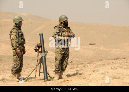 Afghanistan (2. September 2010) - der afghanischen nationalen Armee Soldaten stehen zu Ihrer SPG-9 73 Millimeter rückstoßfreie Kanone auf die Infanterie Zweig Schule in Darulaman. Die Schule lehrt Afghanische Soldaten Infanterie Taktik und schult sie auf Waffen einschließlich Mörtel, Crew - Serviert Waffen und rückstossfreie Gewehre. Stockfoto