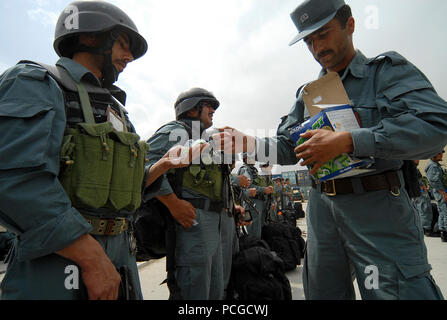 KABUL, Afghanistan (April 17, 2010) - einer Afghanischen Nationalen zivilen Ordnung Polizei (Ancop) Leutnant, rechts, fließt aus Gehörschutz Mitglieder der Elite Force, vor Waffen Training. Brig. Gen. Anne Macdonald, Stellvertretender Kommandeur General-Police Entwicklung, NATO Training Mission - Afghanistan, und Generalmajor Sharif, Commander ANCOP, überprüft die Mitglieder der Kraft in Kabul. Macdonald und Sharif kontrolliert die Offiziere und ihre Ausrüstung, wie sie für die Operationen in Afghanistan vorbereiten. (US Navy Stockfoto