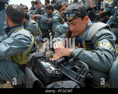 KABUL, Afghanistan (20. April 2010) - einer Afghanischen Nationalen zivilen Ordnung Polizei (Ancop) Offizier prüft seinen tragbaren Radio Einstellungen während der Ausbildung an einer Kabul. Mitglieder der Elite Polizei erhielt eine Ausbildung in der Flugsicherung und Kommunikation Gang, da sie für Operationen in Afghanistan vorbereiten. (US Navy Stockfoto