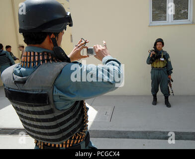 KABUL, Afghanistan (18 April 2010) - Mitglied der Afghanischen Nationalen zivilen Ordnung Polizei (Ancop), nimmt eine Stockfoto