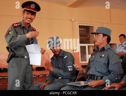 Deutsche Polizei Projektteam Mentoren Host eine Abschlussfeier für 63 beauftragt neu afghanische Polizei Offiziere am Camp Shaheen, Okt. 7. Die deutsche Polizei und Delta Company, 2. Bataillon, 22. Infanterie-Regiment von der 10th Mountain Division 1st Brigade Combat Team, "Triple Deuce" Mentoren anweisen ANP Kandidaten im Laufe von sechs Wochen zu Themen wie der afghanischen Verfassung, Verkehrsregeln und Waffensysteme, wie man recherchieren, Teambildung innerhalb einer Einheit fördern und körperliche Fitness Qualitätsstandard zu sichern. Die Mentorinnen und Mentoren unterstützen die afghanische Regierung bei der Bui Stockfoto