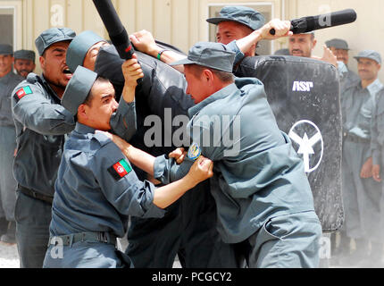 Nationale Polizei Rekruten Lernen Baton Verteidigung KANDAHAR, Afghanistan (Juli 19, 2010) - Zukunft der afghanischen nationalen Polizei Praxis baton Verteidigung zu rekrutieren Ausbildung Center-Kandahar (RTC-K) während eines Besuchs von US-Armee General David Petraeus und NATO-Generalsekretär Anders Fogh Rasmussen. Zu Datum, Ausbilder an der RTC-K ausgebildet wurden 17,747 Probanden mit der afghanischen nationalen Polizei zu dienen. U.S. Navy Stockfoto