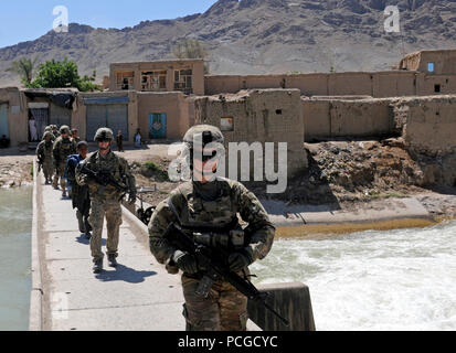 Soldaten aus dem 1 Battalion, 67th Panzer Regiment der Arghandab Fluss auf dem Weg kreuz mit Sadolzai, eine lokale Shura Mitglied und O'Jan, die afghanische Polizei Commander im Dorf Kvahjeh Molk zu erfüllen. Stockfoto