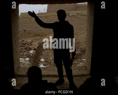 Ein Afghan National Army Special Forces Soldat lehrt Afghanischen uniformierte Polizisten grundlegende Anweisung Techniken während einer Klasse in Daykundi Kajran Bezirk, Provinz, Afghanistan, 31.01.30. ANASF Soldaten dienen als Ausbilder für die dreiwöchige Klasse, die Qualifiziert AUP Mitglieder der afghanischen Polizei Kandidaten grundlegende Polizeiarbeit verfahren zu unterrichten, den Umgang mit Waffen und anderen notwendigen Fertigkeiten zu schützen und die afghanischen Bürger verteidigen und die Sicherheit und Stabilität in der Region aufrechtzuerhalten. Stockfoto