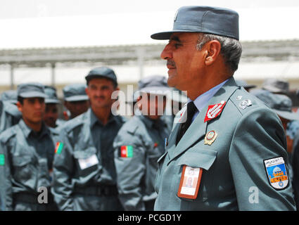 Afghanistan (19 Juli 2010) - der afghanischen nationalen Polizei (ANP) Brig. Gen. Sariq Zarifi, Kommandeur der Recruit Training Center-Kandahar (RTC-K), überwacht die Entwicklung neuer Rekruten aus der Provinz Kandahar. RTC-K hat mehr als 17,747 Afghanische Freiwillige in die Reihen der ANP seit seiner Gründung im Jahr 2004 ausgebildet. U.S. Navy Stockfoto