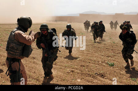 KABUL, Afghanistan - Technische Sergeant Kain Garrett von der 438th Air Expeditionary Advisory Group, kombinierte Air Power Übergang Kraft, Hirten afghanischen Kommandos von der Sechsten Commando Kandak an Bord eines Afghan National Army Air Corps Mi-17 Helikopter am 1. April 2010 in der Pul-e Alam bezirk Der logar Region nach einem Air Assault Mission notwendig, um Aufständische Aktivität zu stören und Stabilität für die Bevölkerung und die Region zu bringen. (US Navy Stockfoto