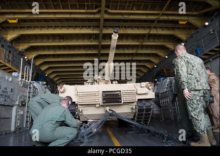 EAST SEA (15. März 2016) - Matrosen zu Landing Craft Air Cushion 10 (LCAC 10) Naval Beach Anlage 7 angefügten zugeordnet, sicher eine M1A1 Abrams tank Delta Unternehmen 1. Tank Bataillon angebracht, 1 US-Marine Division der Lcac für den Angriff Follow-On Echelon (AFOE) Teil von Ssang Yong 16 vorzubereiten. Ashland ist auf die Bonhomme Richard Expeditionary Strike Group zugeordnet und wird die Teilnahme an Ssang Yong 16, alle zwei Jahre einen kombinierten amphibische Übung von vorne durchgeführt - Einsatz der US-Streitkräfte mit der Republik Korea Navy und Marine Corps, der Australischen Armee und Royal New Zealand Armee ich Stockfoto