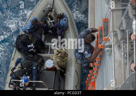 Von GUINEA (26. März 2014) eines ghanaischen Sailor startete an Bord der Military Sealift Command joint high-speed Schiff USNS Speerspitze (Jhsv 1) nach unten in die Starre - Rumpf Schlauchboot bei kleinen Boot Operationen steigt als Teil der USA und Ghana Marine kombiniert maritimen Strafverfolgung Betrieb unter den afrikanischen Maritime Strafverfolgung Partnerschaft Programm. Stockfoto