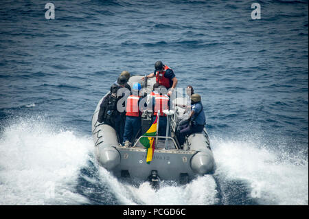 Atlantik (Feb. 10, 2015) Segler, Küstenwache und Ghanaische service Mitglieder Antrieb eine starre Hülle Schlauchboot aus der gemeinsamen Hohen Militärischen Sealift Command gestartet - Geschwindigkeit Schiff USNS Speerspitze (Jhsv 1) Feb 10, 2015. Speerspitze ist auf einem geplanten Einsatz in die USA 6 Flotte Bereich der Maßnahmen zur Unterstützung der internationalen Zusammenarbeit STÄRKUNG der Kapazitäten Programm Afrika Partnerschaft Station (APS). Stockfoto