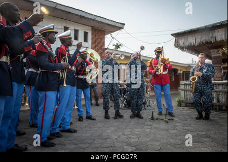 DOUALA, Kamerun (14. März 2015) Mitglieder des U.S. Naval Forces Europe Band, Oberschale, spielen neben Mitgliedern der Kamerunischen militärkapelle am 15. März 2015 in Douala, Kamerun, während Afrika Partnerschaft Station. Afrika Partnerschaft Station, eine internationale Zusammenarbeit capacity-building-Programm wird in Verbindung mit einer geplanten Bereitstellung durch gemeinsame hohe Militärs Sealift Command durchgeführt-Schiff USNS Speerspitze (Jhsv 1). Stockfoto