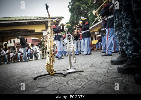 DOUALA, Kamerun (14. März 2015) Mitglieder des Kamerunischen militärischen Band spielen neben der US Naval Forces Europe Band, Oberseite, 14. März 2015 in Douala, Kamerun, während Afrika Partnerschaft Station. Afrika Partnerschaft Station, eine internationale Zusammenarbeit capacity-building-Programm wird in Verbindung mit einer geplanten Bereitstellung durch gemeinsame hohe Militärs Sealift Command durchgeführt-Schiff USNS Speerspitze (Jhsv 1). Stockfoto