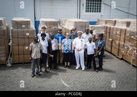 TEMA, Ghana (26. März 2015) Mitglieder des Projekts Handclasp und Service Mitglieder aus den USA und Ghanaischen militärischen posieren für ein Stockfoto