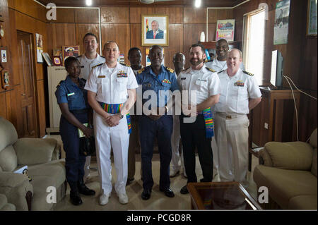 TEMA, Ghana (26. März 2015) Mitglieder des gemeinsamen militärischen und zivilen Besatzung von gemeinsamen Hohen Militärischen Sealift Command-Schiff USNS Speerspitze (Jhsv 1), USA und Ghanaischen Marine Personal, posieren für ein Stockfoto