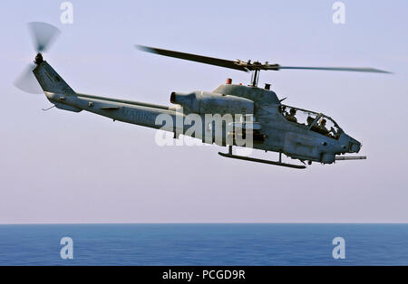 Ein U.S. Marine Corps AH-1W Super Cobra Helikopter von Marine Medium Helicopter Squadron (VMM) 263 führt einen in geringer Höhe überwachung Pass 26. Mai 2009, während eines Besuchs, Board, Durchsuchung und Beschlagnahme bohren an Bord amphibische Landung dock Schiff USS Fort McHenry (LSD 43) im Atlantischen Ozean. Fort McHenry ist auf eine geplante Bereitstellung mit der USS Bataan (LHD 5) amphibische Bereitschaft Gruppe, Unterstützung der Maritime Security Operations in den USA am 5. und 6 Flotte Verantwortungsbereiche. Stockfoto