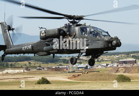 Captain Sean Spence, der Kommandant der B Co. TF Adler, reitet Schrotflinte auf ein AH-64 Apache während einer Apache Extraktion Übung 25 Aug. am Camp Bondsteel, Kosovo. Stockfoto