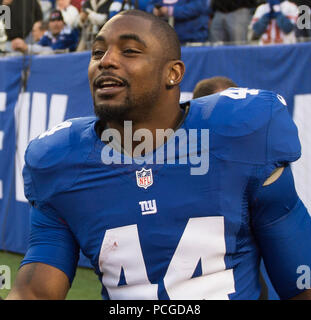 EAST RUTHERFORD, N.J. (Nov. 4, 2012) Chef der Naval Operations (CNO) Adm. Jonathan Greenert erhält eine willkommene Handshake von New York Giants zurück laufen Ahmad Bradshaw während einer NFL militärischen Anerkennung Spiel an Metlife Stadium, wo die Riesen bewirtete die Pittsburgh Steelers. Die NFL wählte November in Verbindung mit Veteran's Day die Militärs mit ihren "Alute Service'-Kampagne zu Ehren, wobei servicemembers' Beitrag zu unserer Nation. Stockfoto