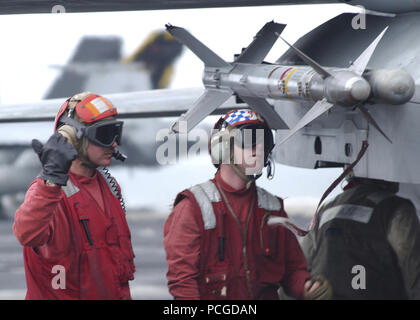 An Bord der USS LINCOLN Sept. 21, 2002, Aviation Ordnancemen zu Fighter Squadron 30 (VF-31) Aufruf zur Unterstützung zugewiesen, während die Kontrolle einer AIM-9L Sidewinder Raketen auf eine F-14 D 'tomcat' an Bord der USS Abraham Lincoln. (VF-31) wird eingeleitet mit Carrier Air Wing vierzehn (CVW-14) an Bord der USS Abraham Lincoln. USS Abraham Lincoln (CVN 72) und begann ihren Kampf Gruppe sind im Arabischen Meer Unterstützung der Operation Enduring Freedom. Stockfoto