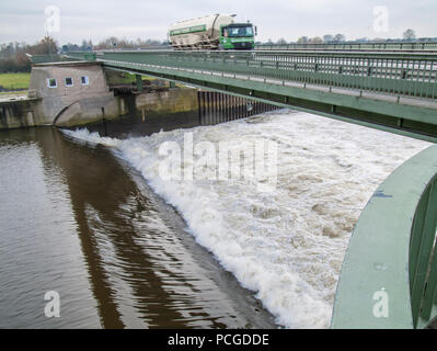 Fluss Barriere an der Elbe in der Nähe von Geesthacht, Schleswig-Holstein, Deutschland. Stockfoto