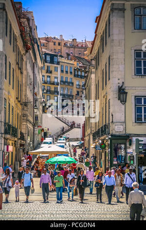 Lissabon, Portugal. Clacada do Carmo von der Praca de Rossio aus gesehen. Die Treppe führt hinauf in den Bezirk Bairro Alto. Stockfoto