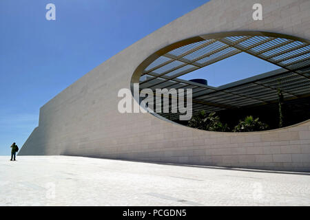 Lissabon, Portugal. Beeindruckende Architektur des Fundação Champalimaud im Viertel Belém, entworfen vom indischen Architekten Charles Correa. Stockfoto