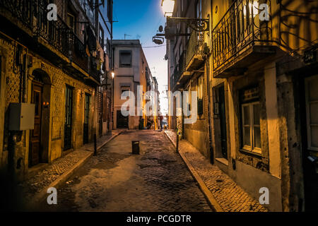 Lissabon. Eine Straße in Bairro Alto in der Nacht. Stockfoto