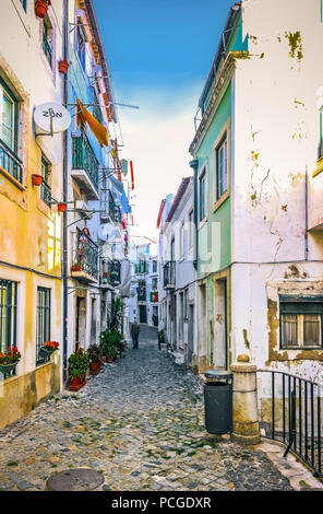 Lissabon. Enge Gasse in der arabischen Wurzeln Alfama Viertel. Stockfoto