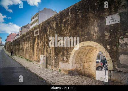 In Lissabon, Lapa. Bleibt der Wasserleitung gebaut vor 150 Jahren noch durch die Stadt. Stockfoto