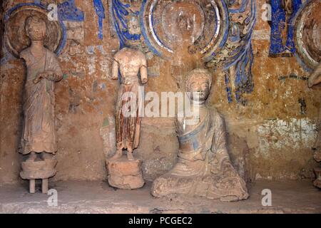 LANZHOU, Gansu Province, China - ca. Mai 2017: Buddha Statue an Anja Cave Tempel (UNESCO-Weltkulturerbe). Stockfoto