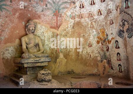 LANZHOU, Gansu Province, China - ca. Mai 2017: Buddha Statue an Anja Cave Tempel (UNESCO-Weltkulturerbe). Stockfoto