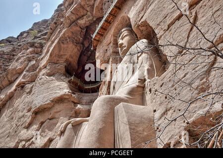 LANZHOU, Gansu Province, China - ca. Mai 2017: Buddha Statue an Anja Cave Tempel (UNESCO-Weltkulturerbe). Stockfoto