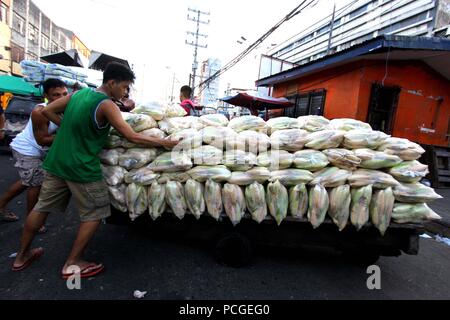 Philippinen. 18 Mai, 2018. Zuckermais transportiert mit alten hölzernen Schubkarre entlang der Straße von divisoria Markt in Manila City am 1. August 2018. Divisoria Markt ist die Mutter von allen öffentlichen Markt in Metro Manila, die alle Produkte von trockenen Produkten zu nassen Markt verkauft werden können und auch verschiedene Arten von Geräten. Credit: Gregorio B. Dantes jr./Pacific Press/Alamy leben Nachrichten Stockfoto