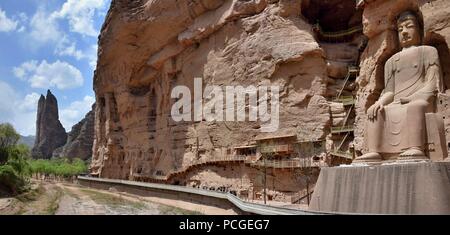 LANZHOU, Gansu Province, China - ca. Mai 2017: Buddha Statue an Anja Cave Tempel (UNESCO-Weltkulturerbe). Stockfoto