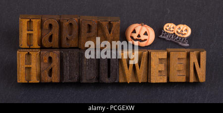 Happy Halloween Zeichen auf schwarzem Hintergrund Stockfoto
