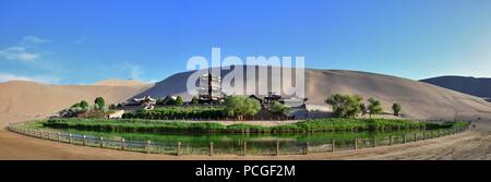 Crescent Lake in Mingsha Shan (Echo Sand Berg) in der Nähe von Dunhuang Stadt, Provinz Gansu, China. Stockfoto