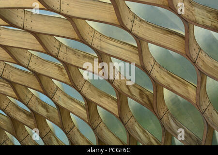 Einfügung von der Wabe Holzbau der Völker Gas Pavillon an der Lincoln Park Zoo South Teich Natur Promenade in Chicago. Stockfoto