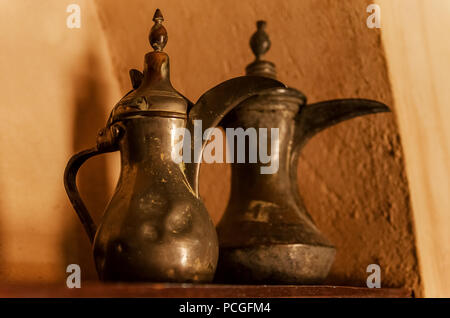 Alte arabische Teekannen aus Messing oder Kupfer Stockfoto