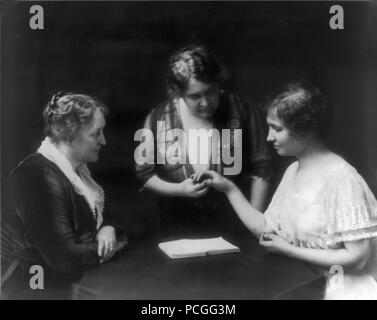 Helen Keller, sitzt rechts, liest eine andere Frauen- Suchern, die 1914 in St. Louis, Missouri. Helen Keller (Juni 27, 1880 - Juni 1, 1968) war ein US-amerikanischer Autor, politischer Aktivist, und Dozent. Sie war die erste taub-Blinder-Diplom zu erwerben. Stockfoto