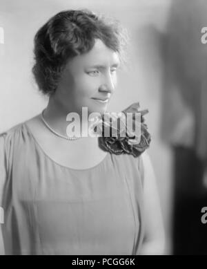 Helen Keller, sitzt das Tragen einer Blume und Suchen in einem Undatierten portrait Links. Helen Keller (Juni 27, 1880 - Juni 1, 1968) war ein US-amerikanischer Autor, politischer Aktivist, und Dozent. Sie war die erste taub-Blinder-Diplom zu erwerben. Stockfoto