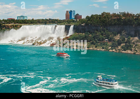 Antenne oben Querformat von Niagara Falls. Zwei Tour Ausflug Boote treffen sich in Wasser des Flusses an der Grenze zwischen USA und Kanada. Berühmte Kanadische waterfal Tou Stockfoto