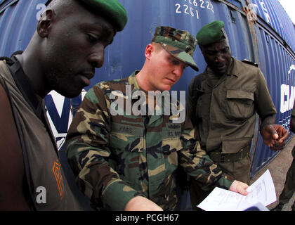 Chief John Kines, Chef des Kanoniers Mate, Kontrollen an Bord neue Afrika Partnerschaft Station (APS) Studenten aus dem gabunischen Militär am Hafen Gentile, Gabun.  Gabunische Schüler kam an Bord der amphibischen Dock Landungsschiff USS Fort McHenry (LSD 43) für verschiedene APS-Ausbildungs-Themen wie Pier und am Ufer Wache, medizinische Fachausbildung und Seerecht. Teil der globalen Flotte der US Navy Station, APS bietet eine Plattform mit der Leistungsfähigkeit und dauerhafte Präsenz, nachhaltige, gezielte Schulung und Zusammenarbeit auf regionaler Ebene maritime Partnern in West- und Zentralafrika zu unterstützen. Comm Stockfoto