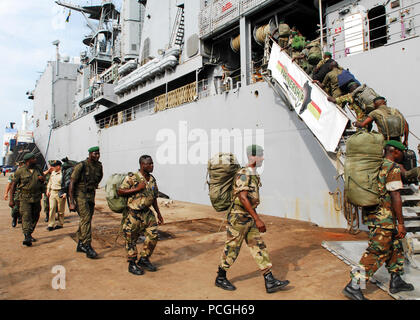 Schüler aus dem gabunischen Militär kommen an Bord der amphibischen Dock Landungsschiff USS Fort McHenry (LSD-43) für das Training mit Afrika Partnerschaft Station (APS) am Hafen Gentile, Gabun. Diese Studenten wollen in verschiedenen APS-Themen wie Pier und am Ufer Wache, medizinische Fachausbildung und Seerecht geschult. Teil der globalen Flotte der US Navy Station, APS bietet eine Plattform mit der Leistungsfähigkeit und dauerhafte Präsenz, nachhaltige, gezielte Schulung und Zusammenarbeit auf regionaler Ebene maritime Partnern in West- und Zentralafrika zu unterstützen. Commander Task Force 365 und trai Stockfoto