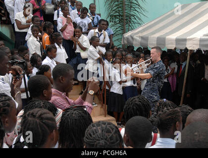 Petty Officer 1st Class Brandon Schoonmaker, von U.S. Naval Forces Europe Band, führt für Studierende der Barack Obama Schule als Teil von Afrika Partnerschaft Bahnhof West. APS ist eine internationale Zusammenarbeit im Bereich der Sicherheit Initiative, die von Commander erleichtert, U.S. Naval Forces Europa-afrika, Stärkung der Global Maritime Partnerschaften durch Schulungen und gemeinsame Aktivitäten, um die Sicherheit im Seeverkehr und der Sicherheit in Afrika zu verbessern. Stockfoto