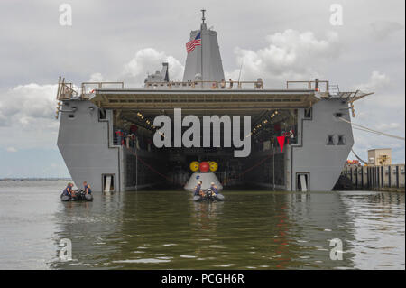 (Aug. 15, 2013) Matrosen an Bord des amphibious Transport dock Schiff USS Arlington LPD (24) Wieder ein Orion Kapsel in die gut Deck von Arlington während einer Übung im Rahmen der NASA-ersten Schlüssel Orion stationäre Recovery Test an der Naval Station Norfolk. Die NASA ist die Partnerschaft mit der US-Marine an die Verfahren der Orion Kapsel und Crew nach Splashdown zu entwickeln. Stockfoto