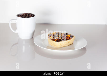 Schöne und köstliche Frühstück in freundlicher neutralen Farben auf weißem Zähler mit weißem Hintergrund Stockfoto