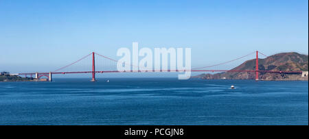 Die Golden Gate Bridge überspannt die San Francisco Bay unter einem klaren blauen Himmel, von der Küste der Marin Headlands aus gesehen. Stockfoto
