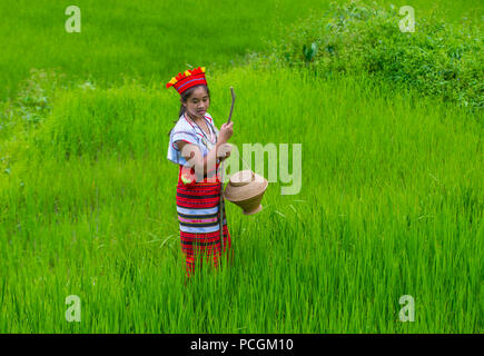 Frau aus Ifugao-Minderheit in der Nähe einer Reisterrassen in der Banaue auf den Philippinen Stockfoto