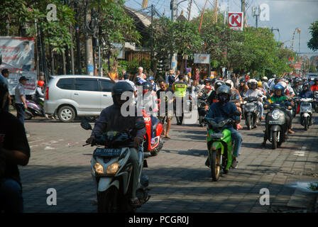 Motorräder in Ubud, Bali, Indonesien geparkt. Stockfoto