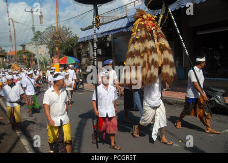 Ein Hindu Tempel Prozession, zu Fuß durch die Straßen von Ubud, Bali, Indonesien. Stockfoto